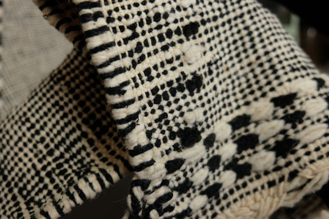 Zanafi in Schwarz-Weiß mit Kreuzen | 1,45 x 2,20 m