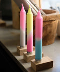 Schlichter rechteckiger Kerzenhalter aus Eiche mit Metalltülle