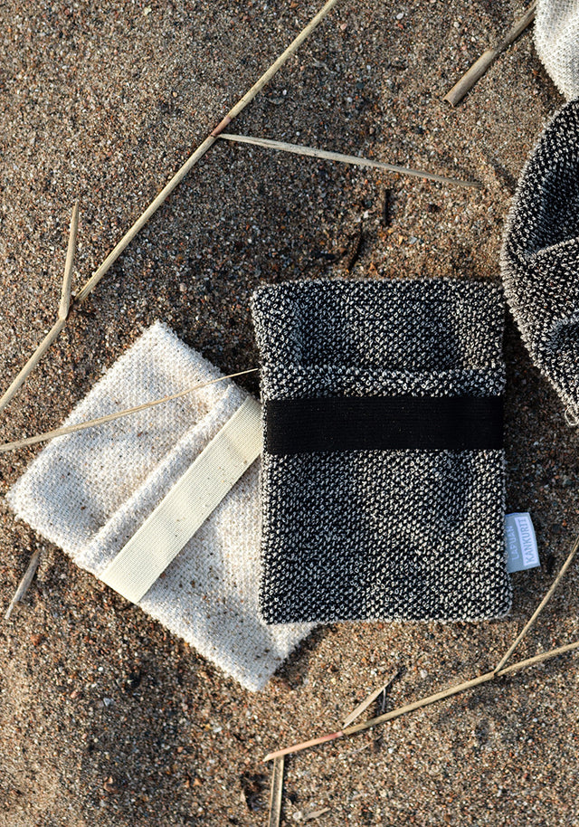 Beide Farben des KIVI Waschlappens nebeneinander auf Sandboden