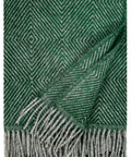 Wolldecke Maria mit Fischgrätmuster in Grün-Grau mit Fransen, freigestellt