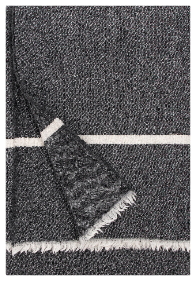 Wolldecke TANHU in schwarz-weiß, freigestellt.