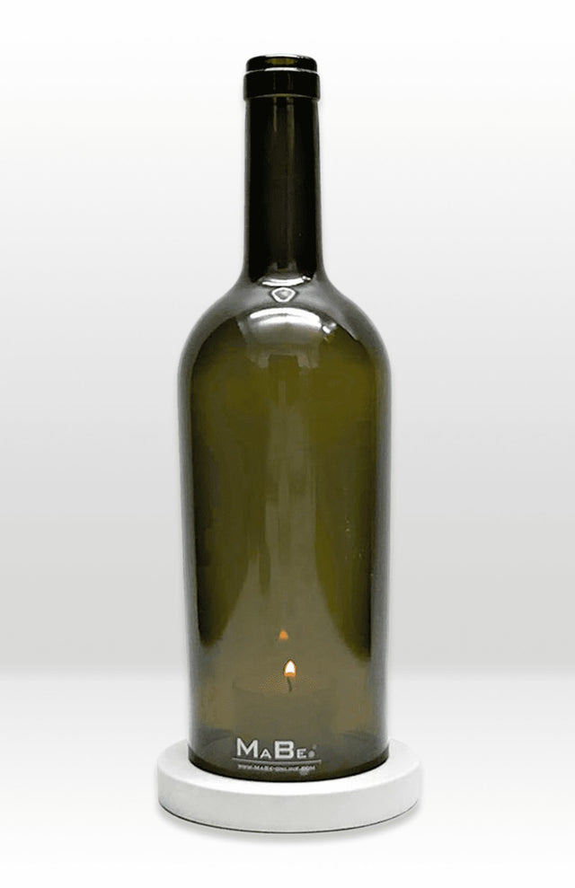 Windlicht aus recycelter Weinflasche mit Betonuntersetzer | Olivgrün | 26 cm